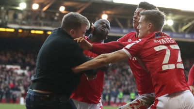 Εικόνα ντροπής στο FA Cup - Οπαδός της Λέστερ εισέβαλε και χτύπησε τους παίκτες της Νότιγχαμ, ενώ πανηγύριζαν! (video)