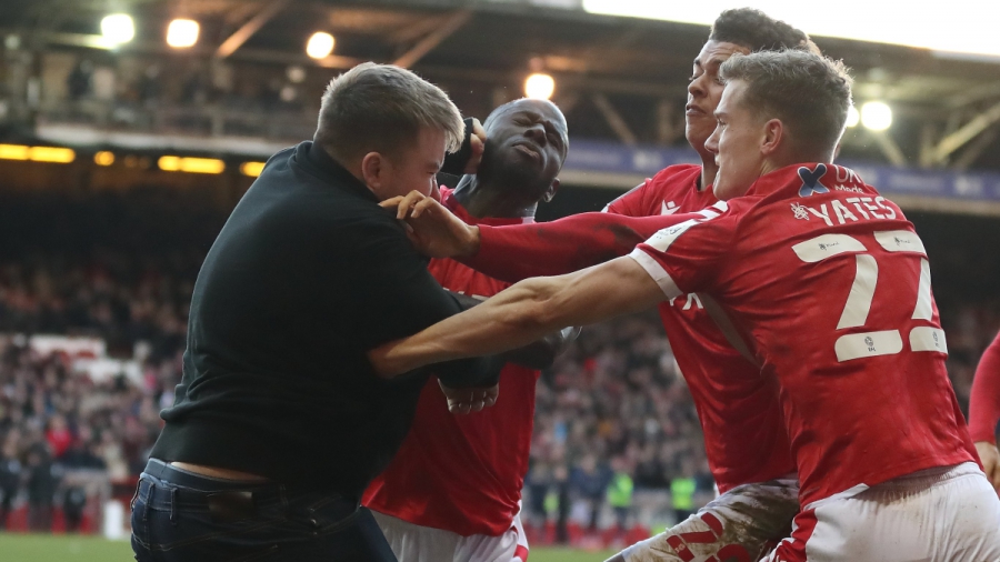 Εικόνα ντροπής στο FA Cup - Οπαδός της Λέστερ εισέβαλε και χτύπησε τους παίκτες της Νότιγχαμ, ενώ πανηγύριζαν! (video)