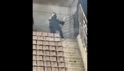 Βόλος - Ολυμπιακός: Η στιγμή που οι δυνάμεις των ΜΑΤ ρίχνουν δακρυγόνα στην κερκίδα! (video)