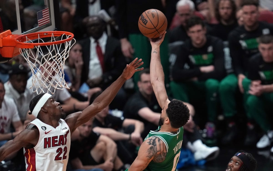 NBA: Οι Σέλτικς απέφυγαν τη «σκούπα» από τους Χιτ και μείωσαν σε 3-1 (video)