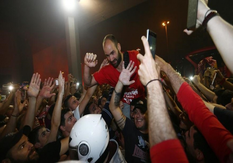 Έκπληξη οπαδών του Ολυμπιακού στο σπίτι του Σπανούλη - «Σας ευχαριστώ γιατί με τιμήσατε και με αγαπήσατε, όπως σας αγάπησα κι εγώ» (video)