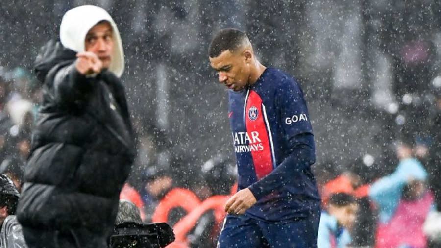 «Πάλι εγώ;»: Ο Εμπαπέ έγινε αλλαγή και... είπε ό,τι ήθελε στον Ενρίκε με μία μόνο γκριμάτσα! (video)