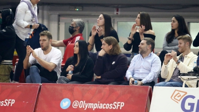 Βεζένκοφ και Γουόκαπ παρακολούθησαν από κοντά τη νίκη του Ολυμπιακού επί της Προ Ρέκο