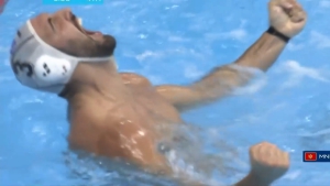 Ελλάδα - Μαυροβούνιο 10-9: «Ραψωδός» Γενηδουνιάς και λυτρωτής Σκουμπάκης έστειλαν τους… γαλανόλευκους λεβέντες στην 4άδα του κόσμου! (video)