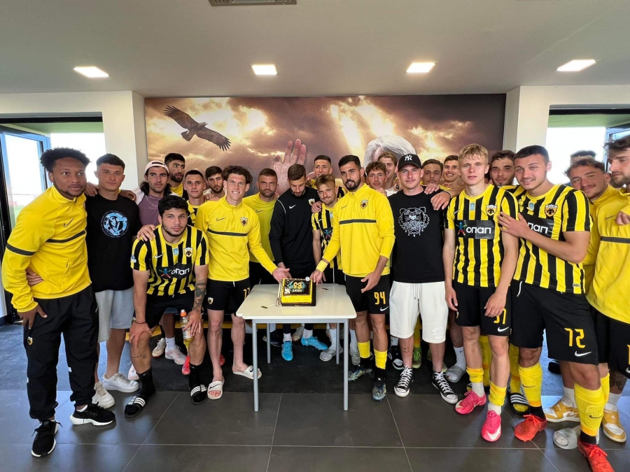 ΑΕΚ: Η τούρτα γενεθλίων των «παιδιών» της στο Σεραφείδειο (video)