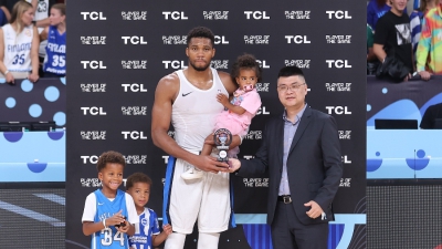 Αντετοκούνμπο: Μόνιμα στην Αθήνα η οικογένεια του Greek Freak