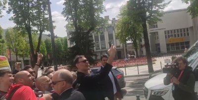 Ομαδική selfie Μπαρτζώκα με φιλάθλους του Ολυμπιακού! (video)
