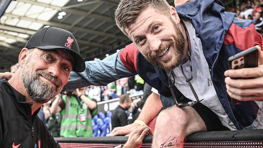 Υπέγραψε στο… πόδι φίλου της Λίβερπουλ ο Κλοπ! (video)