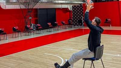 Ο Μήτογλου σουτάρει καθιστός και μετράει αντίστροφα