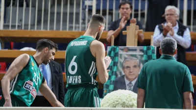 Με λευκά τριαντάφυλλα τίμησαν τη μνήμη του Παύλου Γιαννακόπουλου οι παίκτες του Παναθηναϊκού (video)