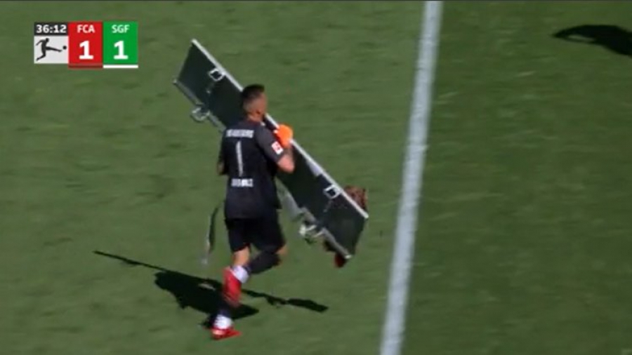 Έτρεξε να πάρει το φορείο ο τερματοφύλακας της Άουγκσμπουργκ γιατί αργούσαν οι τραυματιοφορείς!