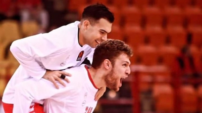 Ο Σλούκας πανηγύρισε την ανανέωση του Βεζένκοφ!