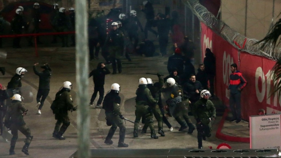 Ολυμπιακός – Άρης: Επεισόδια μεταξύ οπαδών και αστυνομίας έξω από το «Γ. Καραϊσκάκης»