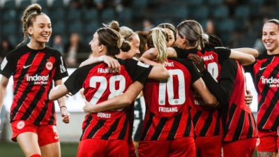 Οι γυναίκες της Άιντραχτ βάζουν... φωτιά στην Φρανκφούρτη και μας στέλνουν ταμείο στη Novibet!