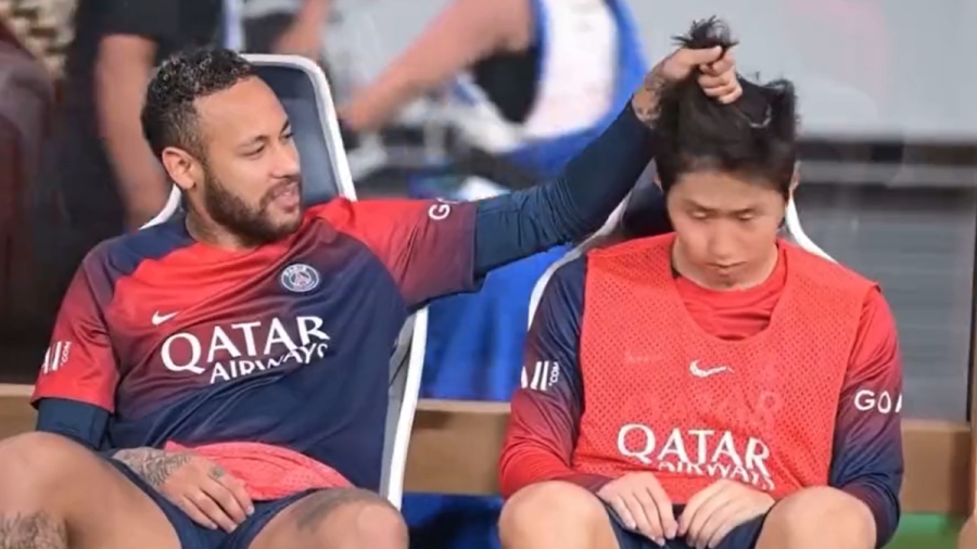 Ο Νεϊμάρ… πειράζει τα μαλλιά του Κανγκ-ιν Λι στον πάγκο της Παρί! (video)