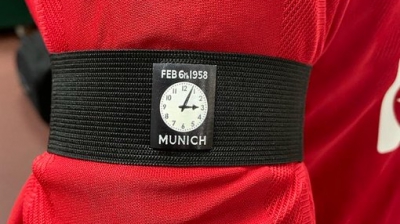 Μάντσεστερ Γιουνάιτεντ: Με μαύρα περιβραχιόνια στη μνήμη των θυμάτων της αεροπορικής τραγωδίας του Μονάχου! (video)