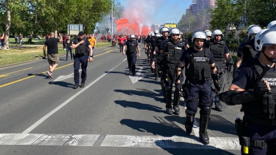 Με ισχυρή αστυνομική συνοδεία ο κόσμος του Ολυμπιακού προς το γήπεδο (video)