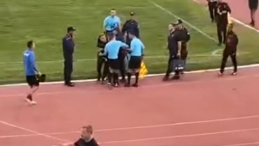 Η στιγμή που ο Αλέξης Κούγιας πάει να κατεβάσει το σορτσάκι του διαιτητή Πουλόπουλου! (video)