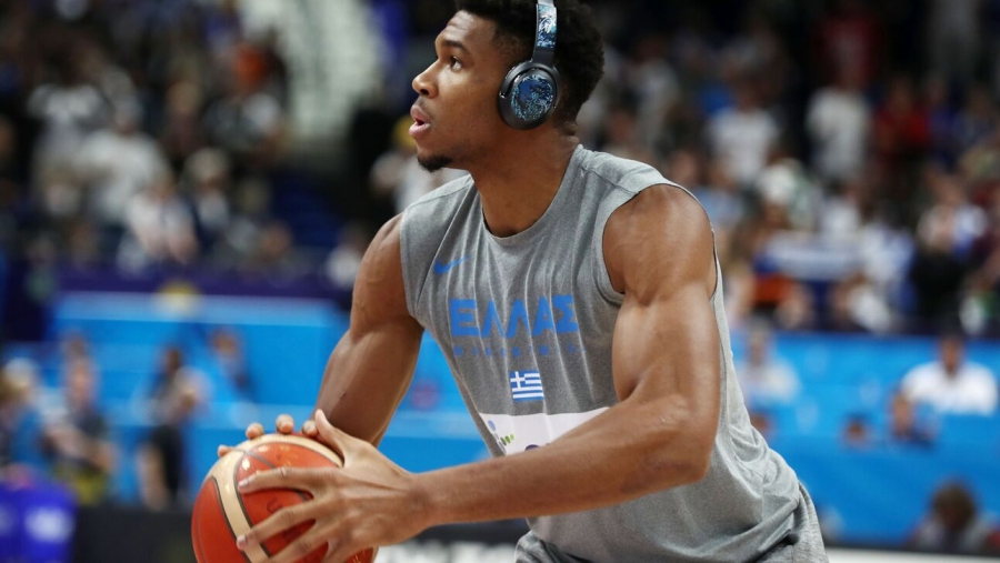 Δεν κρατιέται ο Αντετοκούνμπο! Ξεκίνησε ζέσταμα την ώρα των πανηγυρισμών των Ισπανών! (video)