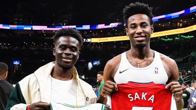 Παρακολούθησε Σέλτικς – Χιτ ο Σάκα και αντάλλαξε φανέλα με τον Νέσμιθ!