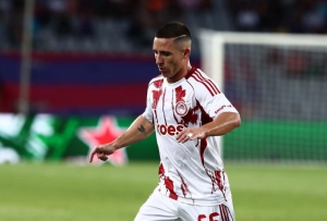 Πειθαρχική δίωξη στον Ποντένσε για την ομπρέλα που πέταξε στους οπαδούς της ΑΕΚ