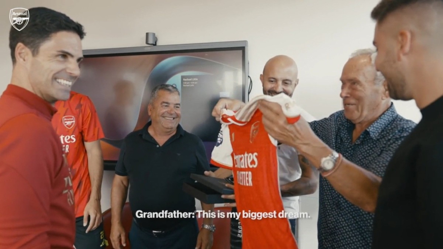 Δάκρυσε στην παρουσίαση του Ράγια ο παππούς του, συγκίνησε ολόκληρο τον πλανήτη η Άρσεναλ! (video)
