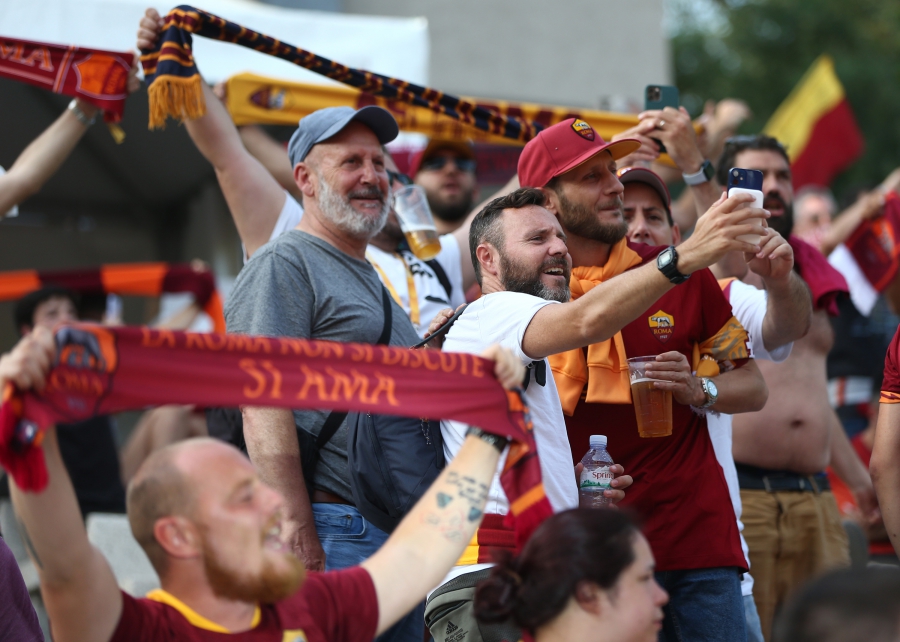 Οι οπαδοί των «τζιαλορόσι» μετέτρεψαν τα Τίρανα σε… Ρώμη! (video)