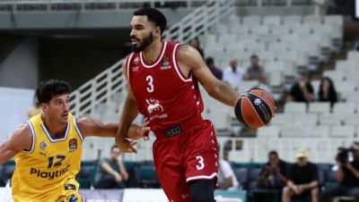 Nαζ Μήτρου Λονγκ: Σκοράρει χωρίς να... βλέπει από το κέντρο του γηπέδου (video)