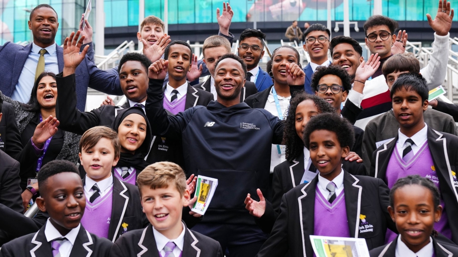 Υπέροχος Στέρλινγκ: Προσφέρει 14 υποτροφίες σε μη προνομιούχα παιδιά της Βρετανίας!