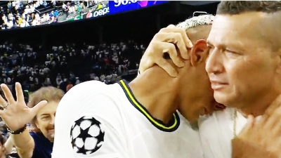 Ο Ριτσάρλισον σκόραρε στο ντεμπούτο του στο Champions League και πανηγύρισε… κλαίγοντας με τον πατέρα του!