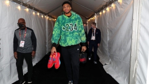 O Γιάννης Αντετοκούνμπο έγινε ο πρώτος global partner του WhatsApp και αγκαλιάζει τις νιγηριανές ρίζες του!