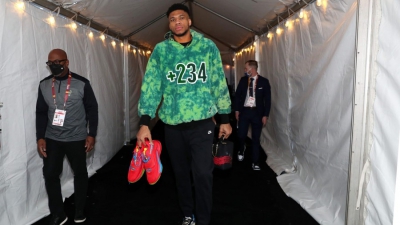 O Γιάννης Αντετοκούνμπο έγινε ο πρώτος global partner του WhatsApp και αγκαλιάζει τις νιγηριανές ρίζες του!