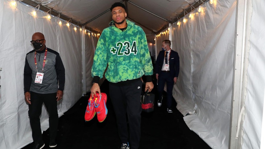 O Γιάννης Αντετοκούνμπο έγινε ο πρώτος global partner του WhatsApp και αγκαλιάζει τις νιγηριανές ρίζες του!