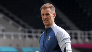 Τζο Χαρτ: Επέλεξε την Σέλτικ, έφτασε τις ένδεκα διαφορετικές ομάδες και «συναντά» τον Βασίλη Μπάρκα, για να του μάθει την «τέχνη» των… πέναλτι!