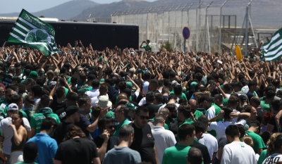 «Ζεσταίνονται» οι οπαδοί του Παναθηναϊκού στο Ελευθέριος Βενιζέλος! (video)