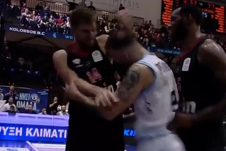 Κολοσσός Ρόδου - Ολυμπιακός: Έντονο επεισόδιο μεταξύ Βεζένκοφ - Πετρόπουλου - Εκατέρωθεν αντιαθλητικό και αποβολή! (video)