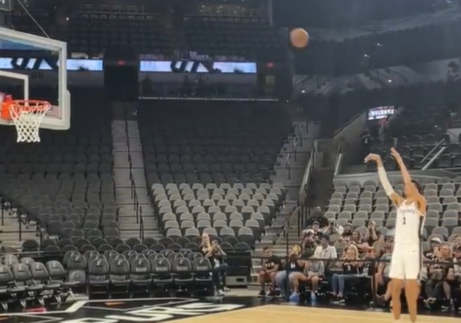 Viral έγινε βίντεο από την παρουσίαση του Γουεμπανιάμα που αστοχεί στο ένα σουτ μετά το άλλο (video)