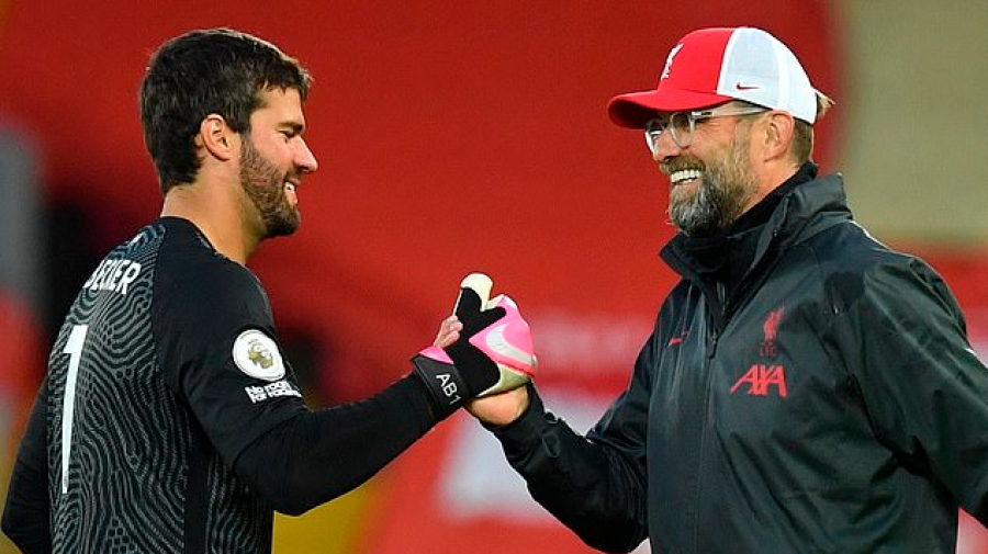 Ο Άλισον χρειάστηκε για τη Λίβερπουλ και ο Κλοπ τον συνεχάρη με… κεφαλοκλείδωμα! (video)