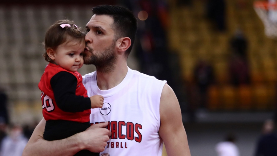 Οι... χαζομπαμπάδες Πρίντεζης και «Παπ» αγκαλιά με τις κορούλες τους στο παρκέ του ΣΕΦ