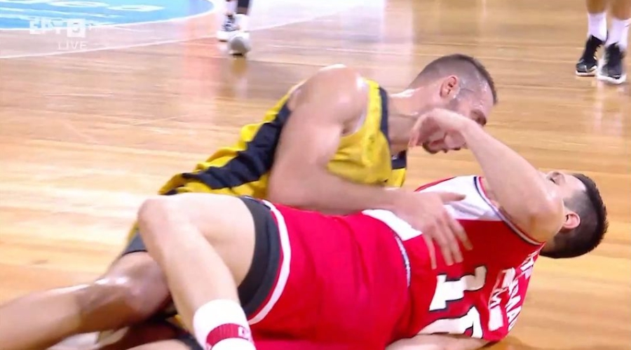 Ο Σλαφτσάκης «γκρέμισε» τον Παπανικολάου και μετά τον αγκάλιασε! (video)