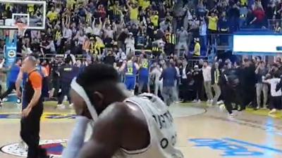 ΑΔΙΑΝΟΗΤΟ φινάλε στο Φενέρ – Παρί: Δύο καλάθια, ένα time out ενδιάμεσα, ο Ντέιβις κέρδισε το «σόλο» του Σορτς! (video)