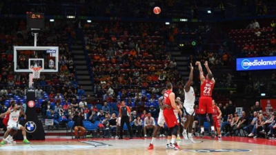 Φοβερό buzzer beater του Χολ, γλύτωσε την Αρμάνι από... κάζο με την Μπρίντεζι (video)