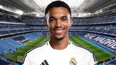 «Προβάρει» την φανέλα της Ρεάλ Μαδρίτης ο Αλεξάντερ Άρνολντ!