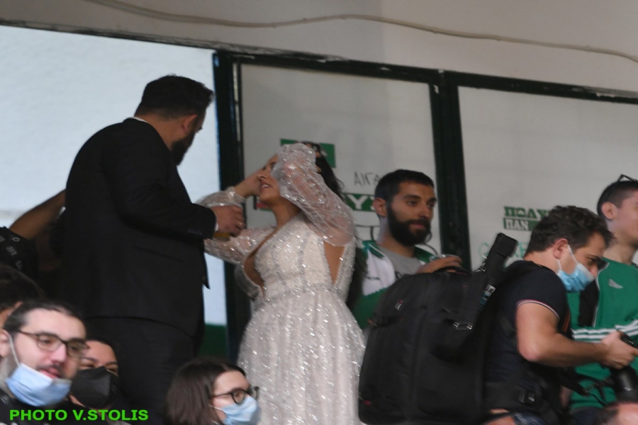 Με νυφικό και γαμπριάτικο κουστούμι σε αγώνα της Α1 Γυναικών!