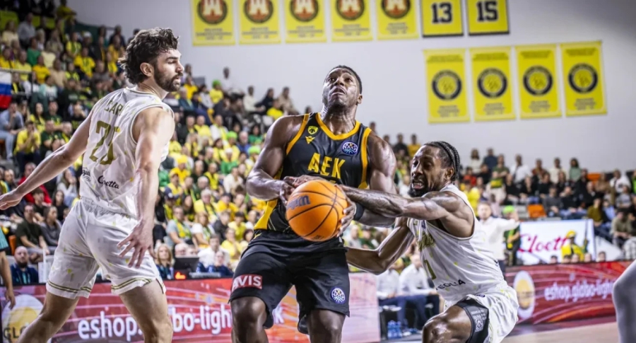 «Βασίλισσα», αήττητη, ευρωπαία: Aπόδραση για την ΑΕΚ στη Σλοβακία και «βάφει» κίτρινη την πρωτιά!