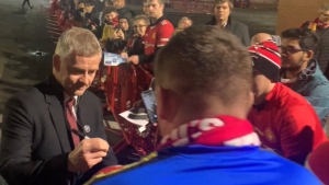 Μάντσεστερ Γιουνάιτεντ: Μετά τον διασυρμό από τη Λίβερπουλ ο Σόλσκιερ μοίρασε αυτόγραφα! (video)