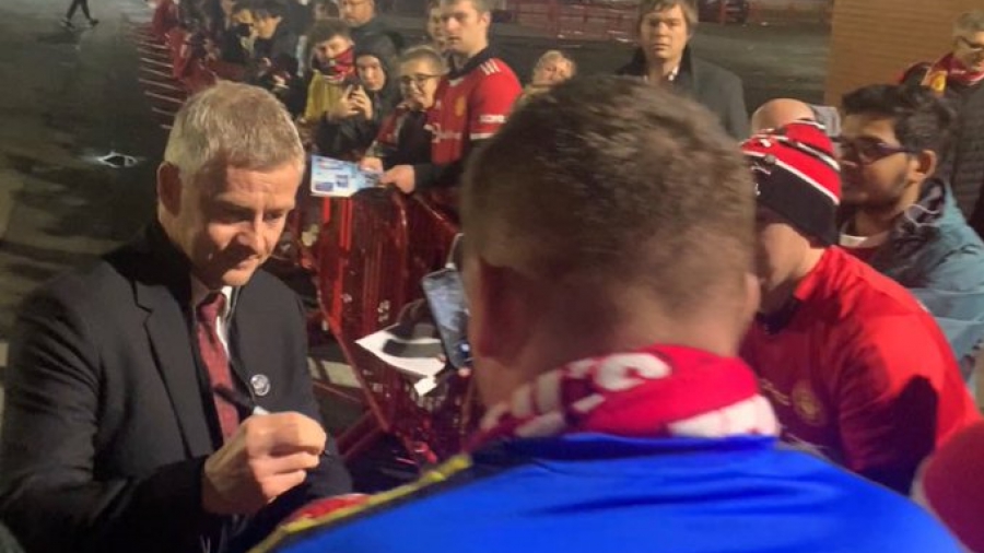 Μάντσεστερ Γιουνάιτεντ: Μετά τον διασυρμό από τη Λίβερπουλ ο Σόλσκιερ μοίρασε αυτόγραφα! (video)