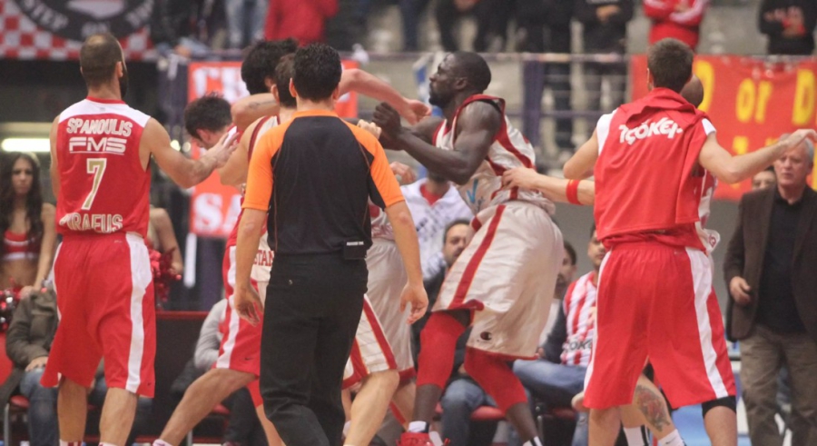 Το προηγούμενο «ξύλο» στην Ευρωλίγκα είχε πέσει στο... ΣΕΦ (video)