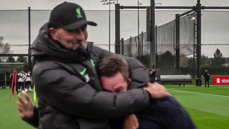 Απίθανος Κλοπ, έπιασε κεφαλοκλείδωμα δημοσιογράφο του Sky Sports για την ώρα στο Σίτι – Λίβερπουλ! (video)