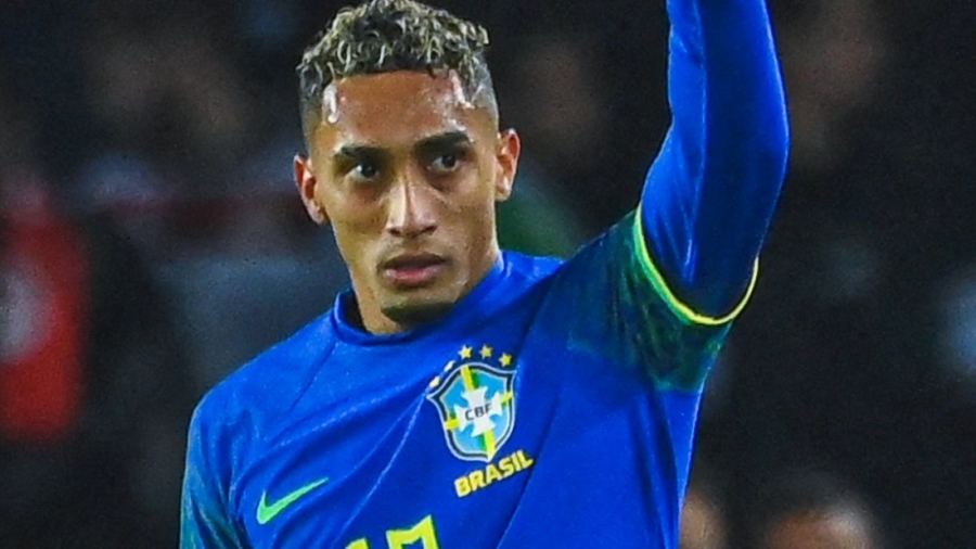 «Σούπερ» Ραφίνια κρέμασε τον αντίπαλο πορτιέρο με κεφαλιά (video)